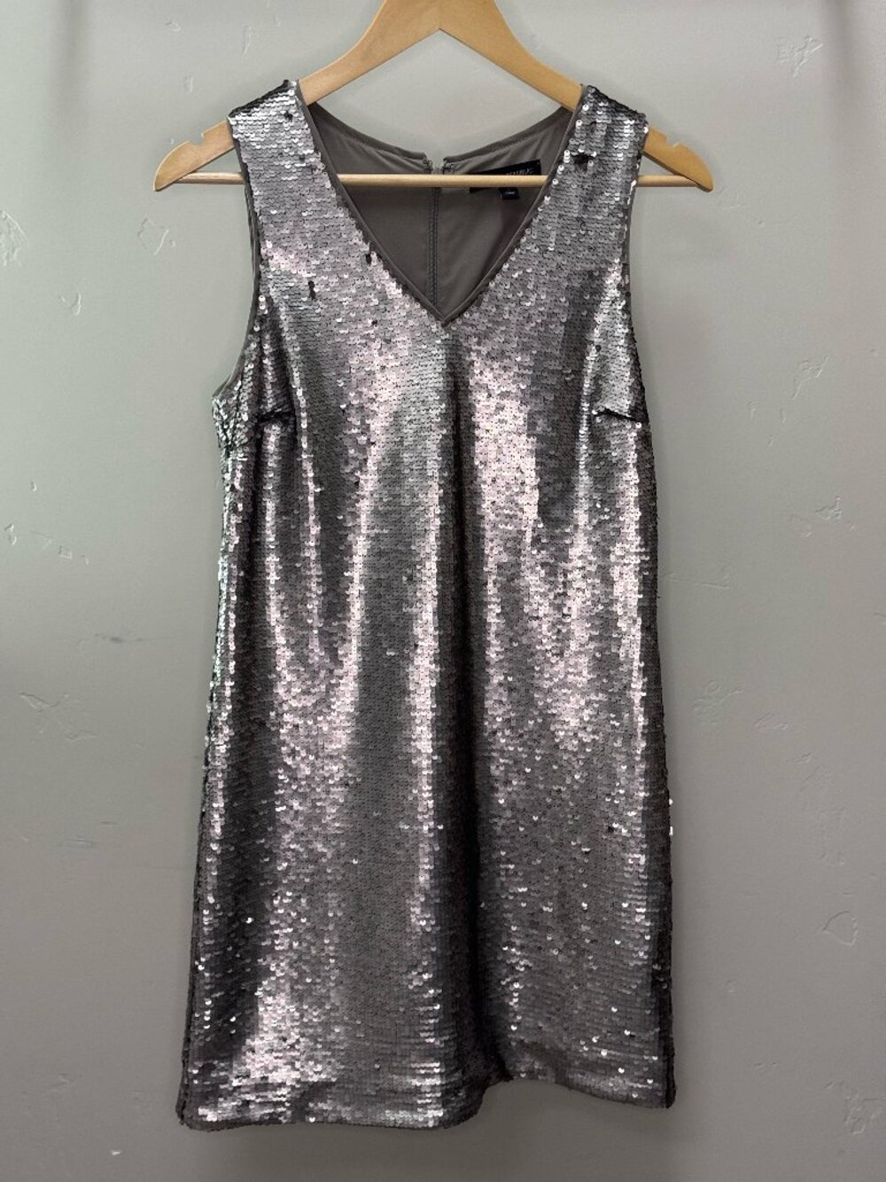 Banana Republic Silver Sequin V-Neck Sleeveless Shift Dress Size 2